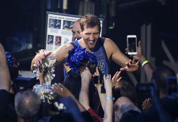 El jugador alemán de los Dallas Mavericks, tras meter 30 puntos ante los Suns, anunció su retirada y disfrutó y emocionó con su último partido en casa.