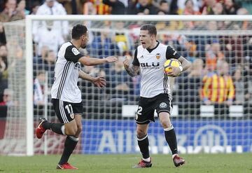 Santi Mina celebra el 1-2 con Coquelin. 