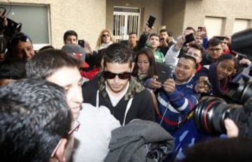 James llegando a Murcia para operarse.