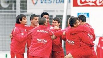 <b>MÁS UNIDOS QUE NUNCA. </b>Los jugadores de Osasuna se agarran durante uno de los ejercicios físicos.