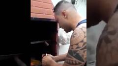 ¡Hincha de Cruzeiro no aguantó la rabia y quemó la ropa del club!