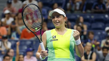 Jelena Ostapenko celebra su victoria contra Iga Swiatek en el US Open.