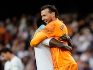 VALENCIA, 25/04/2026.- El guardameta del Valencia, Stole Dimitrievski, celebra la victoria al término del partido de LaLiga entre Valencia CF y Girona FC celebrado este sábado en el estadio de Mestalla, en Valencia. EFE/ Ana Escobar