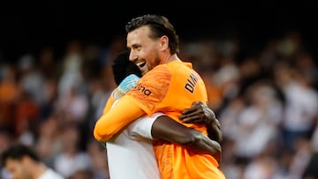 VALENCIA, 25/04/2026.- El guardameta del Valencia, Stole Dimitrievski, celebra la victoria al término del partido de LaLiga entre Valencia CF y Girona FC celebrado este sábado en el estadio de Mestalla, en Valencia. EFE/ Ana Escobar
