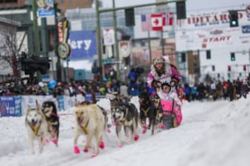 Acto ceremonial del comienzo de la carrera de trineos con perros que se celebró el pasado sábado en Anchorage, Alaska.
