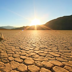Las rocas que se mueven en el Valle de la Muerte: el extraño fenómeno que durante décadas tuvo en vilo a los científicos