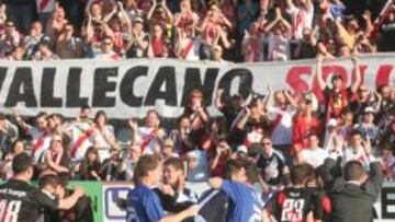 <b>UNA PIÑA. </b>Al término del choque, Sandoval y sus jugadores dedicaron el triunfo a la afición rayista.