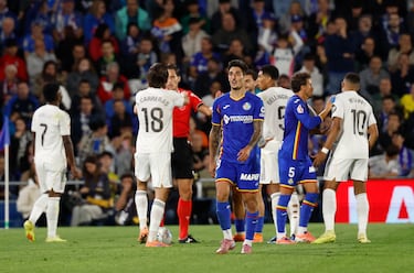 Sancris se retira del campo visiblemente frustrado tras su expulsión.