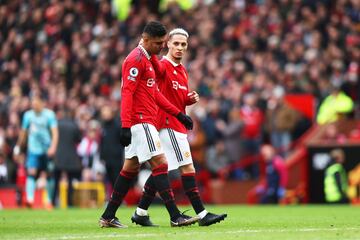 Su compatriota se acercó a Casemiro viendo el disgusto que tenía por la entrada por la que vio la roja directa.