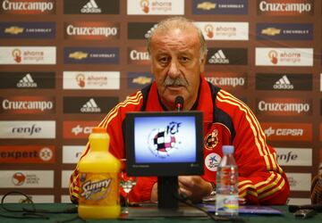 Vicente del Bosque reflexionaba en la conferencia de prensa previa al encuentro frente a Honduras: "Ellos nos van a esperar, pero no creo que sea un partido como el de Suiza. Ellos querrán salir a la contra cuando vean la ocasión. Tenemos que esmerarnos muchos para impedir que lo hagan, para no dejarles jugar de esa forma".