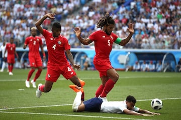 Román Torres y Jesse Lingard pugnaban por un balón y el colegia decretó falta del panameño dentro del área. Harry Kane no falló desde los 11 metros.