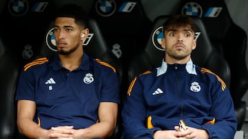 MADRID, 05/04/2025.- Los jugadores del Real Madrid Jude Bellingham (i) y Raúl Asencio en el banquillo antes del partido de LaLiga entre el Real Madrid y el Valencia C.F. este sábado en el estadio Santiago Bernabéu en Madrid. EFE/ Sergio Pérez