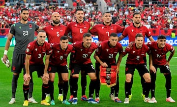 Once incial de Albania. Thomas Strakosha, Arlind Ajeti, Berat Djimsiti, Rey Manaj, Nedim Bajrami, Mario Mitaj, Jasir Asani, Ylber Ramadani, Kristjan Asllani, Ivan Balliu y Qazim Laci.