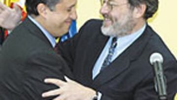 <B>EL ACTO</B>. Lissavetzky saluda a Rafael Blanco, nuevo director de Deportes.