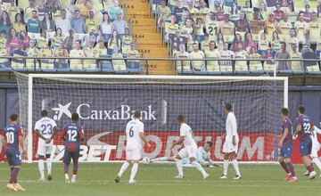 Ocasi¨®n de Bardhi que despeja Courtois.