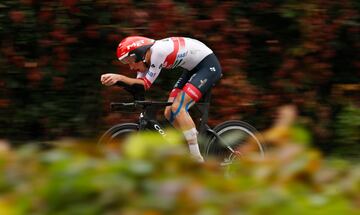 Mikkel Bjerg durante la contrarreloj individual de la última etapa del Giro de Italia 2020, una ruta de 15,7 kilómetros entre Cernusco sul Naviglio y Milán.