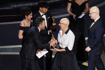 Mark Ruffalo entrega el premio a Julia Reichert y Steven Bognar por 'American Factory'.