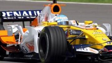 <strong>LIMITADO.</strong> Fernando Alonso se limitó a asegurar uno de los diez primeros puestos de la parrilla ante las bajas prestaciones de su Renault.