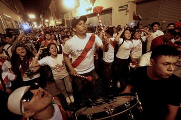 Supporters of Peru celebrate a goal against New Zealand during the 2018 World Cup qualifying play-off second leg football match, at the Plaza Mayor square in Lima, Peru, on November 15, 2017.
Jefferson Farfan and Christian Ramos scored as Peru defeated New Zealand to reach the World Cup for the first time since 1982 on Wednesday, sealing the last ticket to Russia with a 2-0 win.  / AFP PHOTO / STR