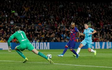 El gol que marc¨® Vidal fue anulado por fuera de juego.