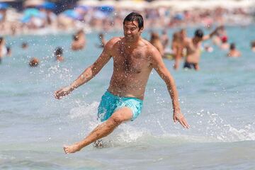 El exentrenador argentino del Real Madrid se encuentra disfrutando de las playas ibicencas en compa?¨ªa de sus hijos y familia.