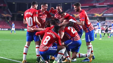 Los juadores del Granada celebran el 2-0, obra de Soldado.