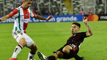 AgustxEDn FarxEDas (L) of Chile&#039;s Palestino vies for the ball with Gonzalo Montiel (R) of Argentina&#039;s River Plate during their Copa Libertadores football match at the Monumental stadium in Santiago, Chile, on April 24, 2019. (Photo by MARTIN BERNETTI / AFP)