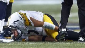 El quarterback  de los Pittsburgh Steelers, Ben Roethlisberger, se duele tras ser golpeado en la rodilla izquierda.