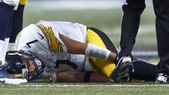 El quarterback  de los Pittsburgh Steelers, Ben Roethlisberger, se duele tras ser golpeado en la rodilla izquierda.