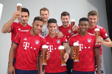 El Bayern presenta su vestimenta para el Oktoberfest