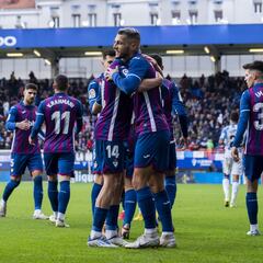El Eibar mantiene el liderato en un final frenético