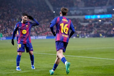 1-1. Fermín López celebra el primer tanto con Roony Bardghji.