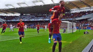 Piqué y Ramos celebran un gol.