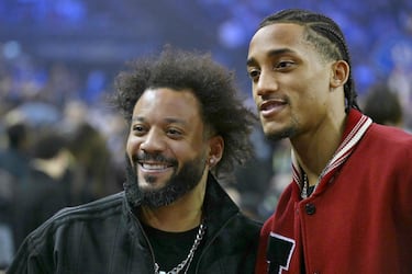 El exjugador brasileño del Real Madrid, Marcelo, posa con su compatriota el delantero brasileño del Chelsea, João Pedro en el O2 Arena. 