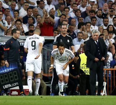 El tercer jugador mexicano en lucir la camiseta blanca tras Borbolla (el primer extranjero que fichó Santiago Bernabéu) y Hugo Sánchez, disputó 33 partidos y marcó nueve goles con la camiseta blanca, algunos memorables, como el que eliminó al Atlético de Madrid en cuartos de Champions anotando en el minuto 88 del partido de vuelta. Por su parte, Benzema, esa temporada, disputó 46 partidos y marcó 22 goles...