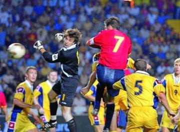 Raúl aseguró la repesca marcando los dos goles de la selección ante Ucrania en la vuelta (2-1).