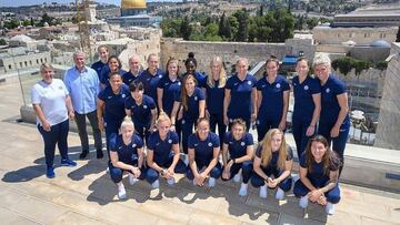 Abramovich con el equipo femenino.