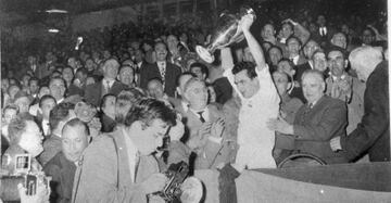 Imagen de Miguel Muñoz alzando la primera Copa de Europa conseguida por el equipo de fútbol del Real Madrid, en París, el 13 de junio de 1956, tras derrotar al Stade Reims por 4-3. Archivo Diario As