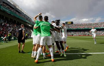 Los jugadores del Elche celebran el 1-0 de Fidel al Atlético de Madrid. 