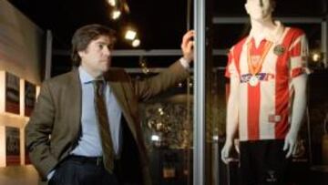 <b>SU MAYOR ÉXITO COMO PRESIDENTE. </b>García Macua observa un maniquí vestido con la indumentaria utilizada en la final de Copa con la medalla de subcampeón.