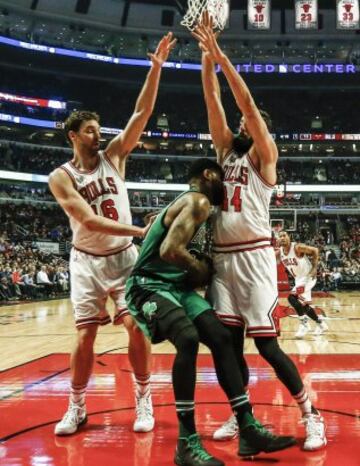 Amir Johnson coge el balón ante la marca de Nikola Mirotic y Pau Gasol.