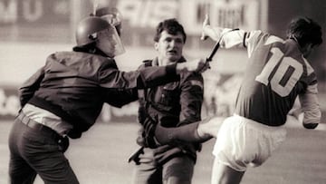 Boban se enfrenta a la policía durante los altercados del partido entre Dinamo de Zagreb y Estrella Roja de Belgrado en mayo de 1990.