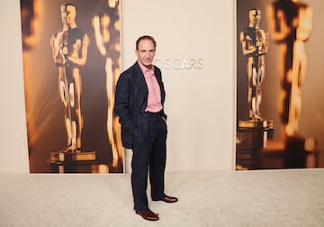 Ralph Fiennes posa durante la alfombra roja de la recepcin de los nominados a los Oscar 2025 en la Academy Museum of Motion Pictures de Los Angeles.