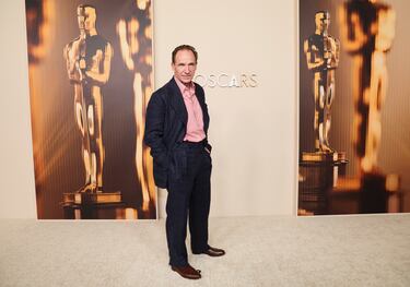 Ralph Fiennes posa durante la alfombra roja de la recepción de los nominados a los Oscar 2025 en la Academy Museum of Motion Pictures de Los Angeles.