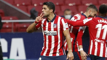 Luis Suárez celebra uno de sus goles al Elche.