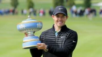 Rory McIlroy, con el trofeo de campe&oacute;n del Mundial Match Play.