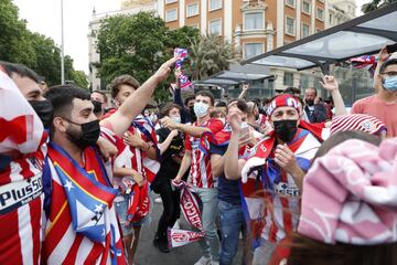 Algunos aficionados del Atltico de Madrid se acercaron a la fuente madrile?a de Neptuno para celebrar el ttulo de Liga conseguido.