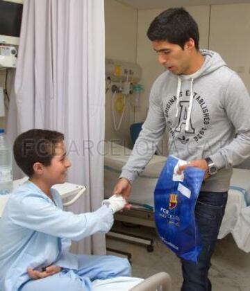 Luis Suárez entregó presentes a los niños.