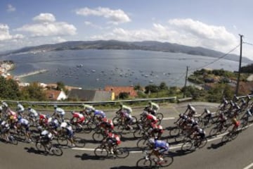 El pelotón durante la decimoctava etapa de la Vuelta Ciclista España.