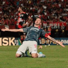 El ‘9′ que la U negocia en silencio y con el que busca remecer el mercado en Chile